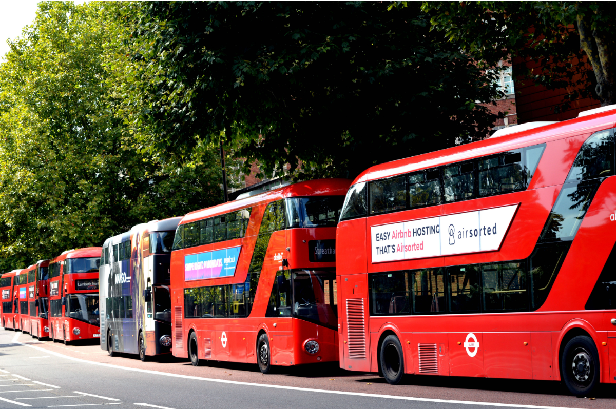 Bus Électriques rouge