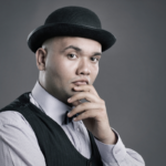 Homme chauve en chapeau