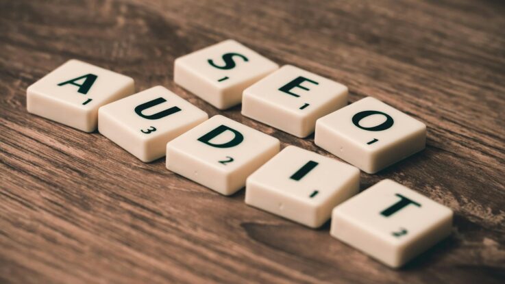 Tuiles de Scrabble orthographiant l'audit SEO sur une surface en bois, symbolisant les stratégies de marketing numérique.