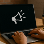 Personne travaillant sur une stratégie de communication digitale depuis un ordinateur portable
