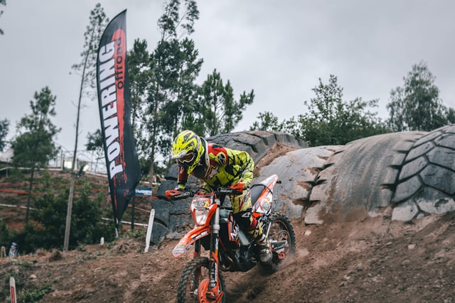 Les astuces essentielles pour maîtriser la conduite d’une moto tout terrain